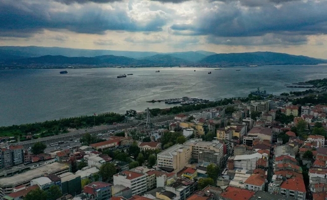 Kırmızıya dönen İzmit Körfezi'nde inceleme