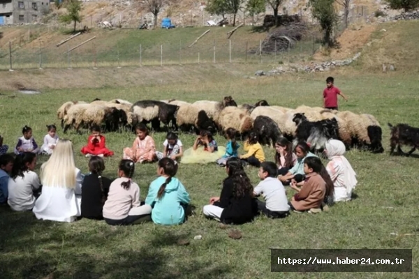 Bitlis Hizan'da öğrenciler doğada ders yapıyor