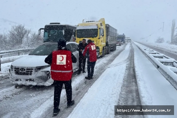 Kızılay yolda kalanların yanında!