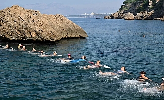 Muratpaşa'nın mavi bayraklı plajında su cimnastiği