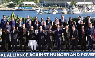 G20'de aile fotoğrafında el ele poz