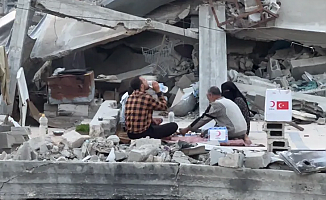 Gazze'de yıkıntılar arasında iftar!